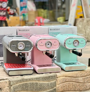 نمای جلوی اسپرسوساز سیلورکرست SEM1100B با طراحی ساده و زیبا