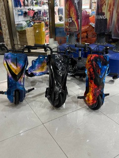 نمای نزدیک از طراحی صندلی و دسته فرمان اسکوتر دریفتینگ مدل DP106.