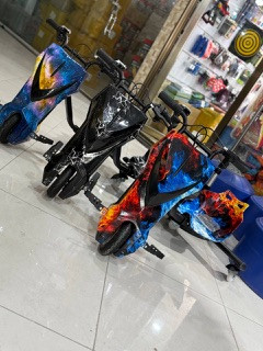 تصویر کامل اسکوتر هنگام قرارگیری در محیط فروشگاه با نورپردازی مناسب.